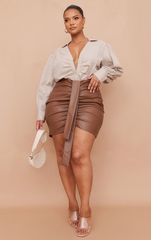 Fuste Pretty Little Thing Plus Faux Piele V Front Ruched Ciocolata | PNBA81670