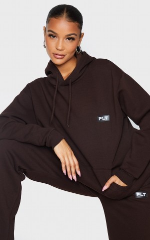 Hanorac cu Gluga Pretty Little Thing Logo Badge Detailed Oversized Ciocolata | JVXQ28706