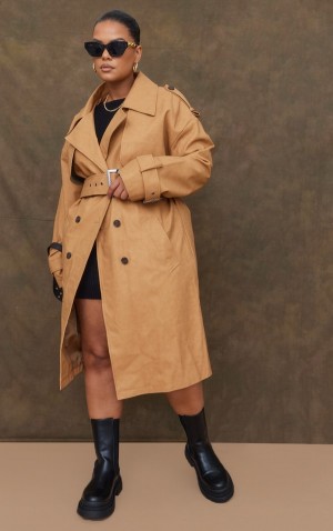 Paltoane Pretty Little Thing Plus Faux Piele Statement Cu Catarama Trench Bej | HXQF27105