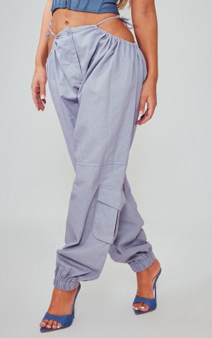 Pantaloni De Trening Pretty Little Thing Woven Cut Out Cargo Gri Deschis | AKTU16785