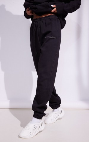Pantaloni De Trening Pretty Little Thing Premium Coal Sports Academy Puff Print Oversized Negrii | MZST12689