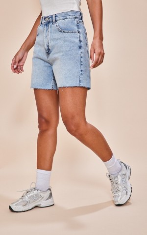 Pantaloni Scurti Pretty Little Thing Wash Raw Hem Longline Mom Albastri Deschis Albastru Deschis | IZTQ19840