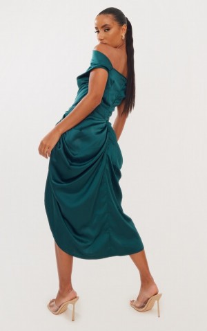 Rochie Pretty Little Thing Emerald Satin Off The Shoulder Draped Turcoaz Verzi | FPWC59863