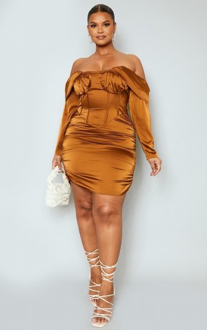 Rochie Pretty Little Thing Plus Satin Drape Bardot Sleeve Ruched Back Bodycon Ciocolata | LOAW07932