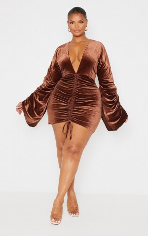 Rochie Pretty Little Thing Plus Velvet Plunge Ruched Front Bodycon Ciocolata | RLYD78954