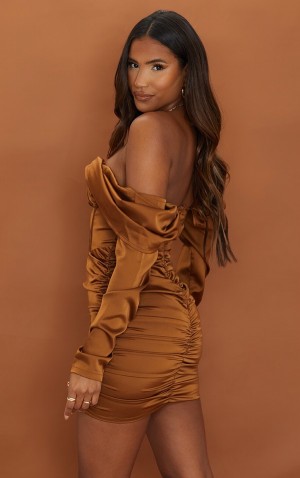 Rochie Pretty Little Thing Satin Drape Bardot Sleeve Ruched Back Bodycon Ciocolata | NJYD79150