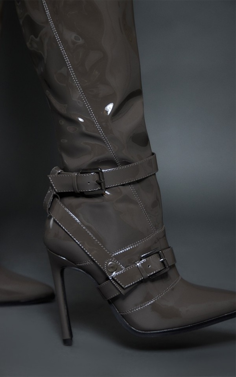Cizme Pretty Little Thing Lacuita Pu Point Bombeu Cu Catarama Detail High Stilettoed Knee Gri | YALN80423