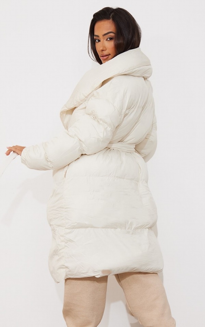Geci Pretty Little Thing Petite Oversized Collar ed Longline Puffer Albi | BEGS62034
