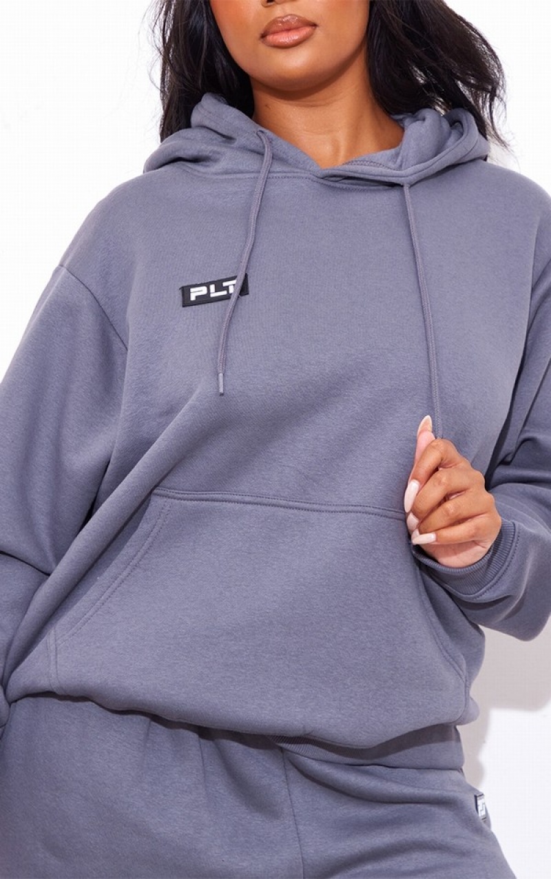 Hanorac cu Gluga Pretty Little Thing Plus Charcoal Logo Badge Detail Oversized Gri | NTBD91380