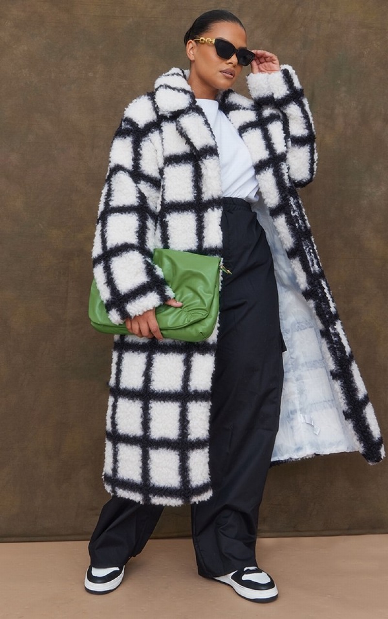Paltoane Pretty Little Thing Plus And Checkerboard Faux Shearling Albi | JSTG71298
