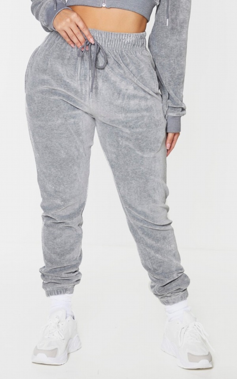 Pantaloni De Trening Pretty Little Thing Shape Velour Slab Gri | AKIN32549