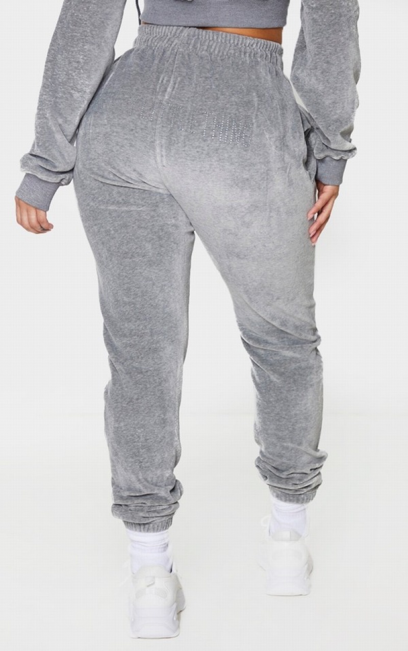 Pantaloni De Trening Pretty Little Thing Shape Velour Slab Gri | AKIN32549