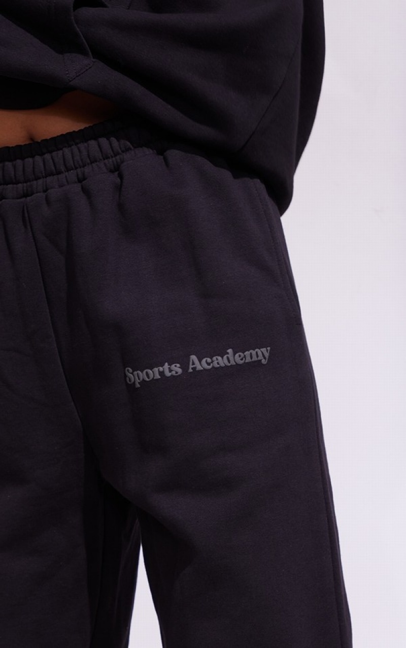 Pantaloni De Trening Pretty Little Thing Premium Coal Sports Academy Puff Print Oversized Negrii | MZST12689