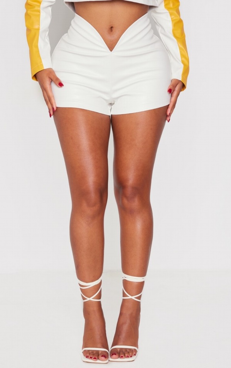 Pantaloni Scurti Pretty Little Thing Shape Faux Piele Dip Talie Albi | BNIO23954