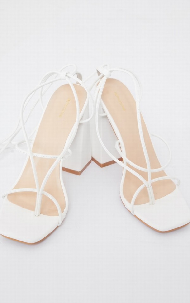 Pantofi Cu Toc Pretty Little Thing PU Bombeu Detail Dantela Up High Block Albi | AODY01246
