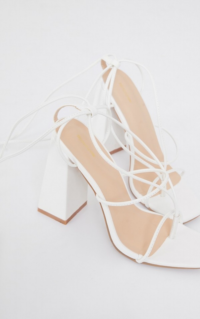 Pantofi Cu Toc Pretty Little Thing PU Bombeu Detail Dantela Up High Block Albi | AODY01246