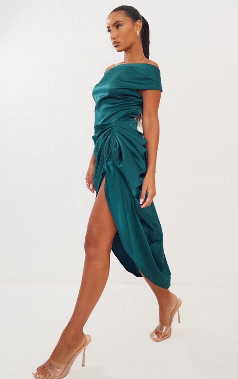 Rochie Pretty Little Thing Emerald Satin Off The Shoulder Draped Turcoaz Verzi | FPWC59863