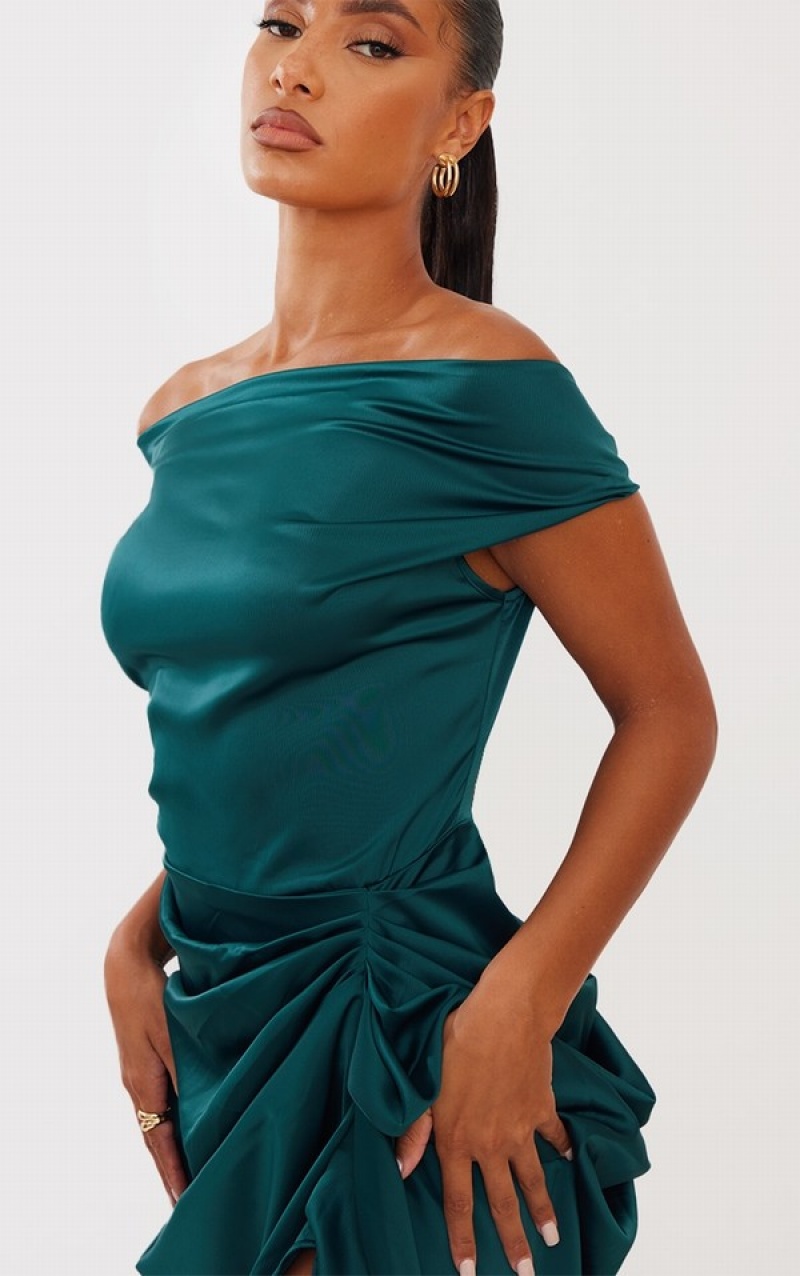 Rochie Pretty Little Thing Emerald Satin Off The Shoulder Draped Turcoaz Verzi | FPWC59863