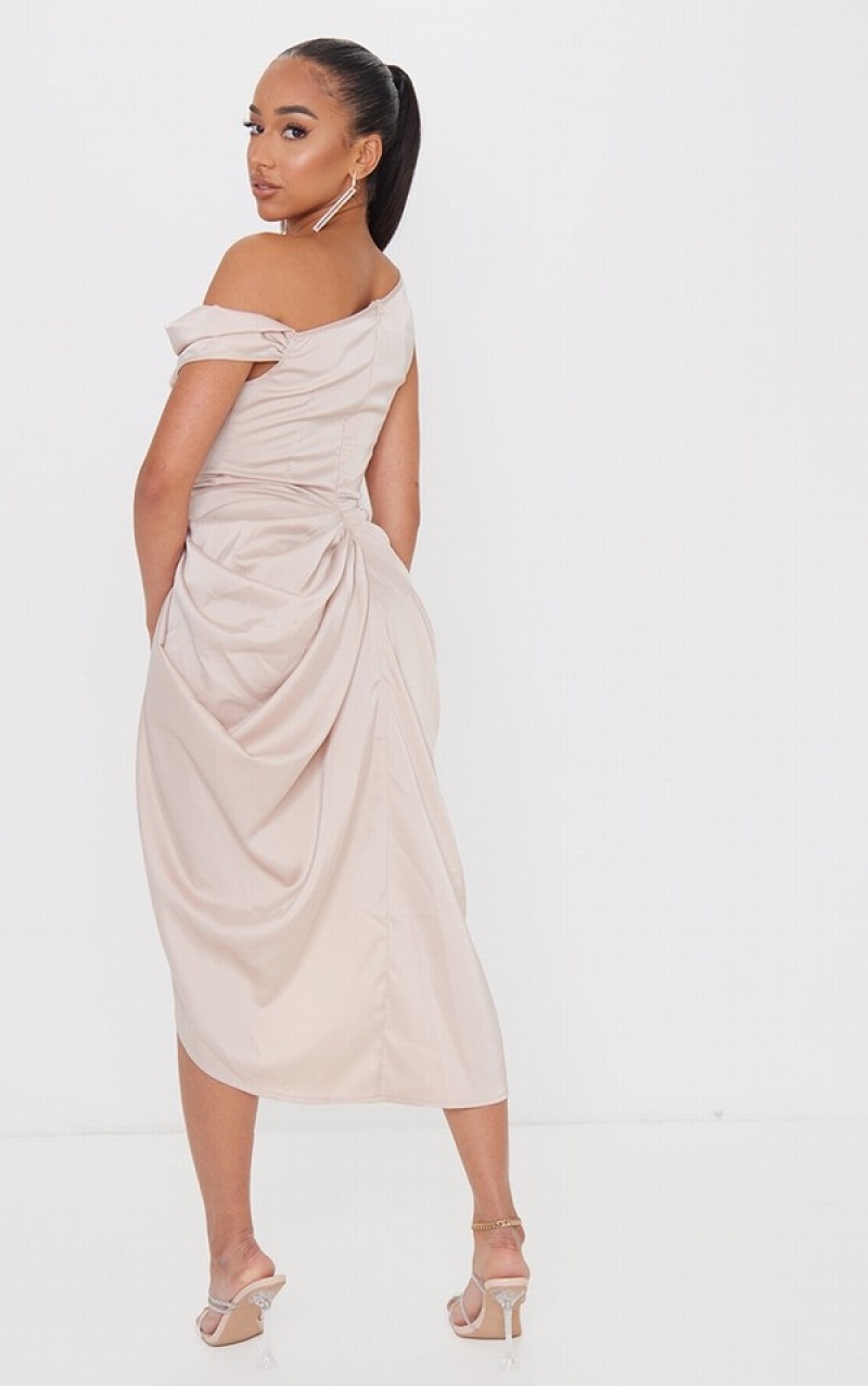Rochie Pretty Little Thing Petite Champagne Satin Off The Shoulder Draped Gri | WHZR79438