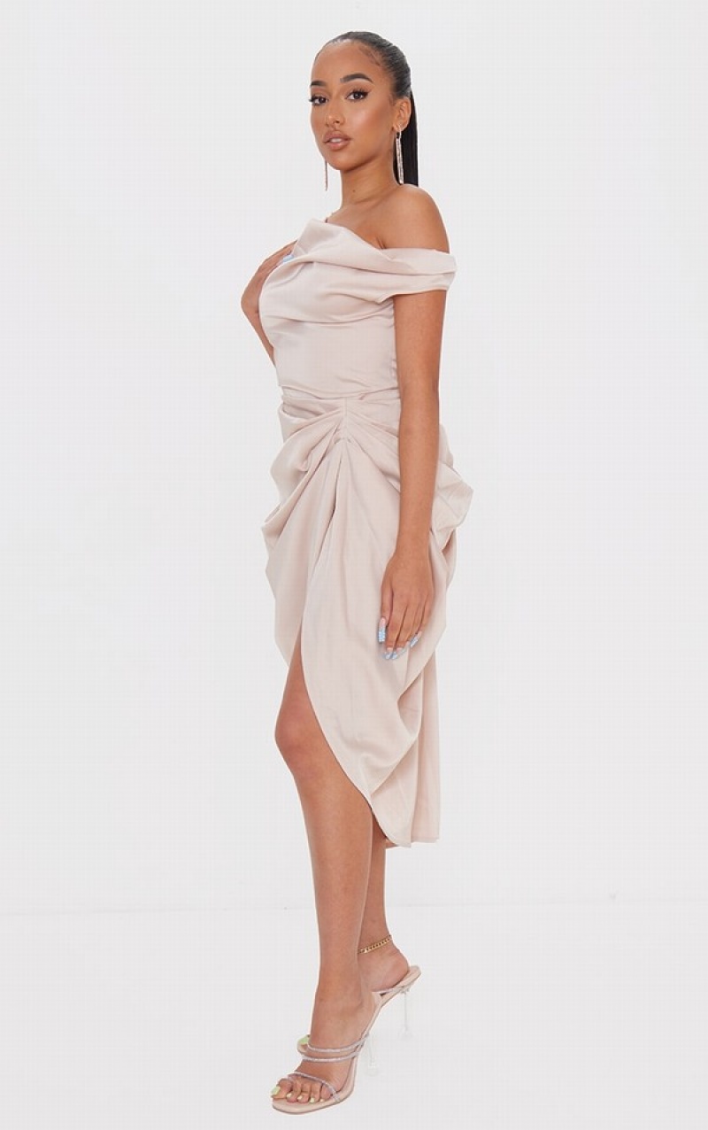 Rochie Pretty Little Thing Petite Champagne Satin Off The Shoulder Draped Gri | WHZR79438