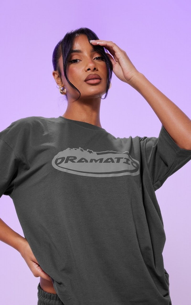 Tricouri Pretty Little Thing Charcoal Grafice Printed Oversized Longline Gri | GDVR84520